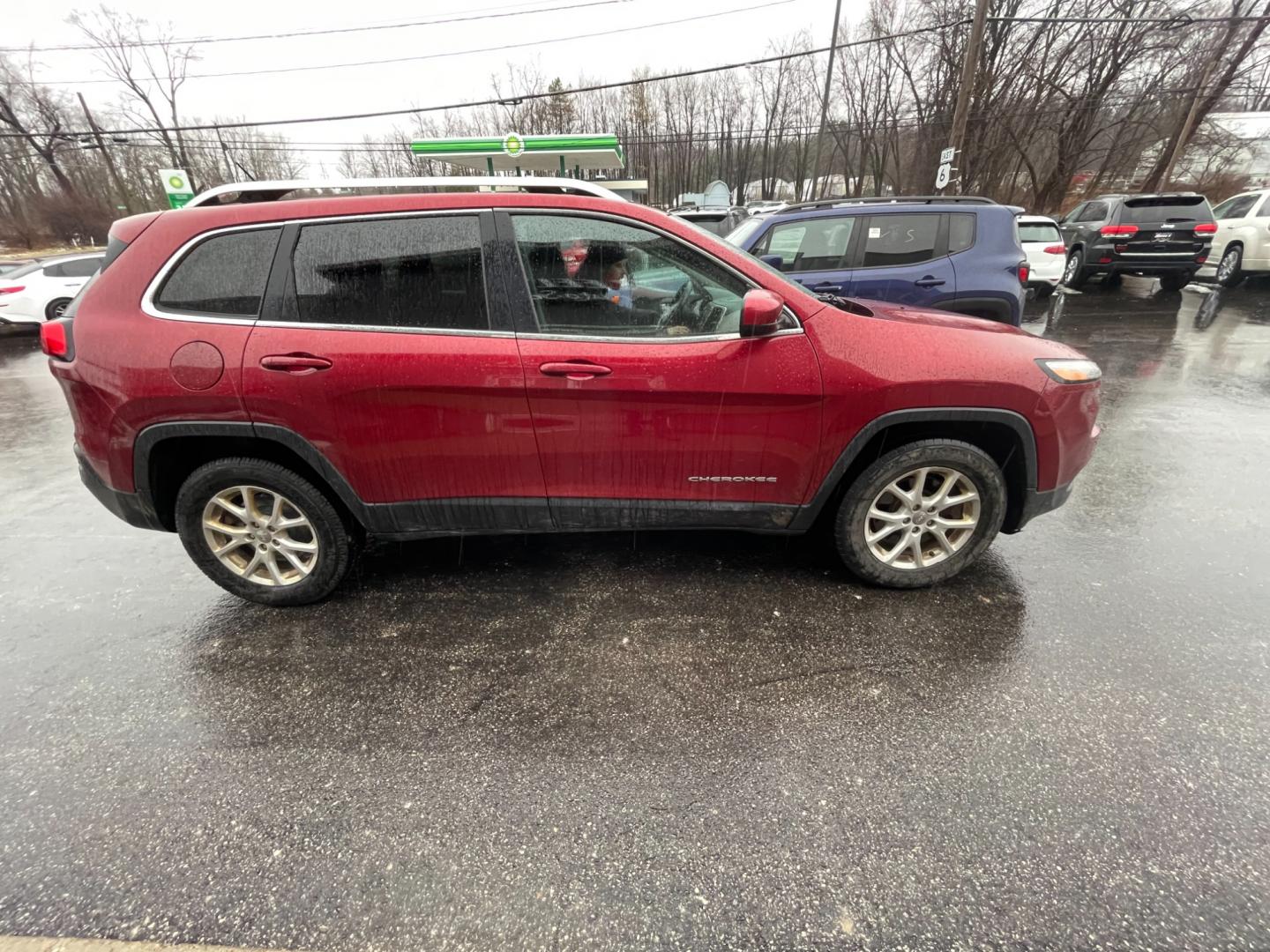 2014 Red /Black Jeep Cherokee Latitude 4WD (1C4PJMCB7EW) with an 2.4L I4 DOHC 16V engine, 9-Speed Automatic transmission, located at 11115 Chardon Rd. , Chardon, OH, 44024, (440) 214-9705, 41.580246, -81.241943 - Photo#5